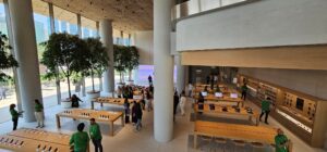 Apple stores to strengthen the bond between customers, enthusiasts and the brand in India